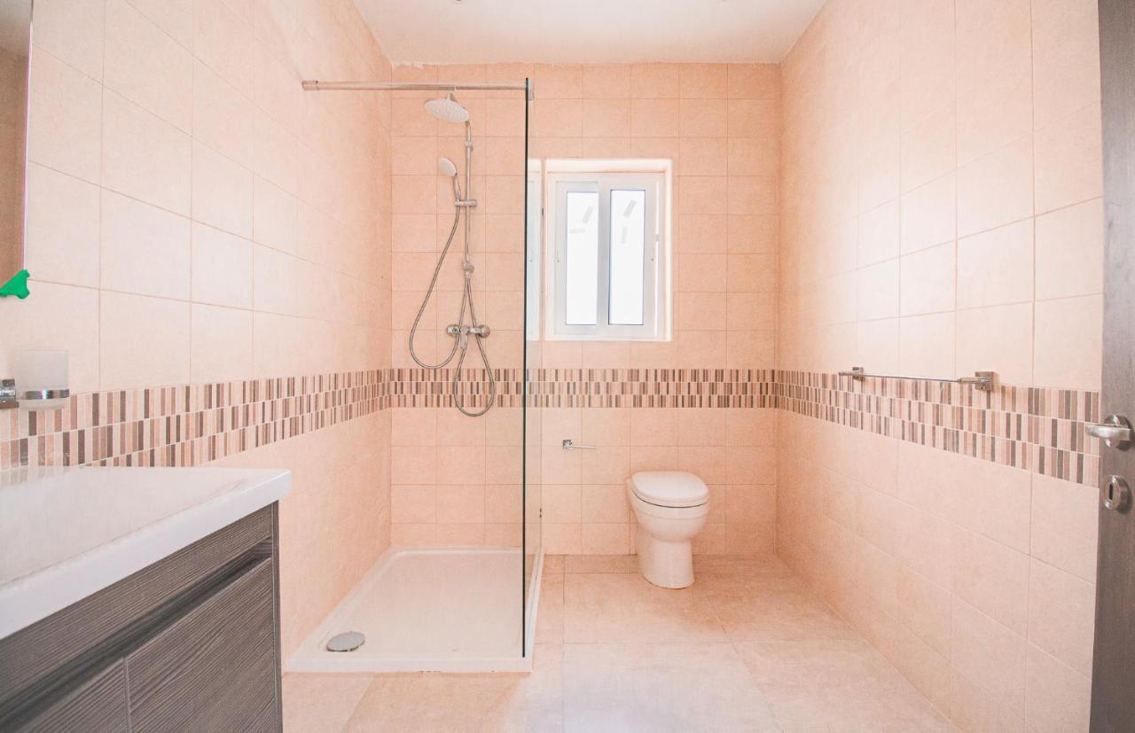 Unique 2bdr Near Sea And Pool In Center! *