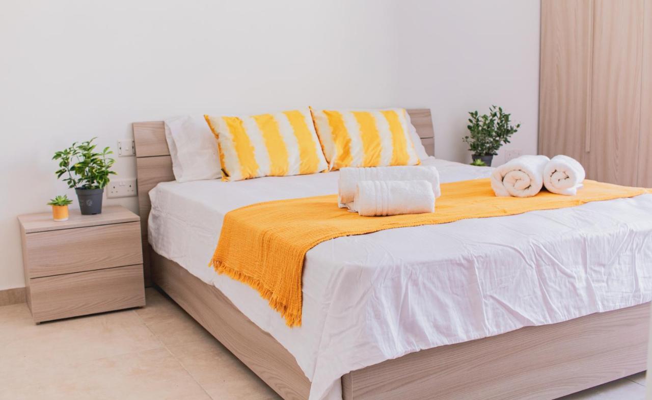 Unique 2bdr Near Sea And Pool In Center! شقة